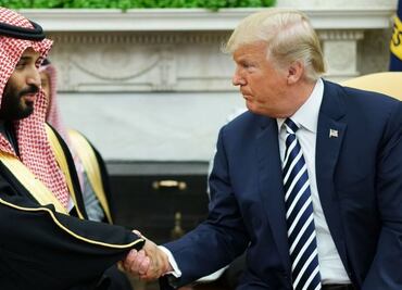 ¿Por qué Trump pasó de "odiar" a la OPEP a colaborar para subir el valor del petróleo?