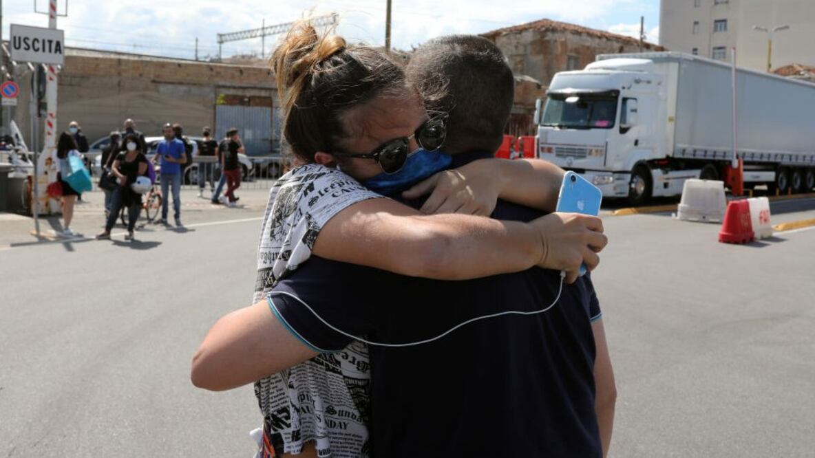 Entre las recomendaciones para minimizar los riesgos en un abrazo están: mirar para lados opuestos, no toser, no hablar, contener la respiración al acercarse, al alejarse y durante el abrazo y hacerlo durar muy poco. Foto: Getty Images vía BBC