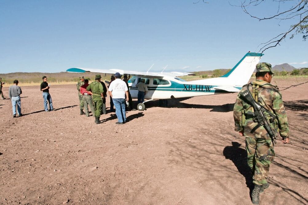 Informe de la Sedena especifica que el crimen usa pistas ilegales para traslad a r drogas, dinero o delincuentes. En la imagen, un decomiso en Sinaloa (ARCHIVO EL UNIVERSAL)