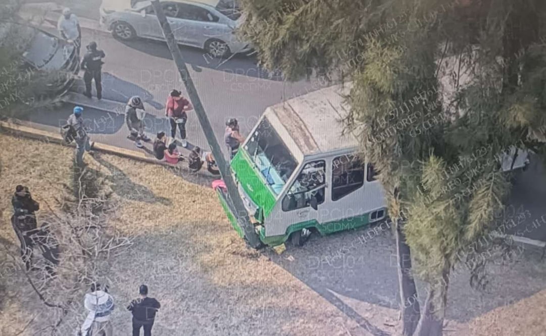 Ocho personas resultaron lesionadas la tarde de este jueves tras un hecho de tránsito registrado alrededor de las 16:00 horas en el cruce de Canal de Garay y Privada de Bella Vista, en la alcaldía Iztapalapa.
Foto: Especial.