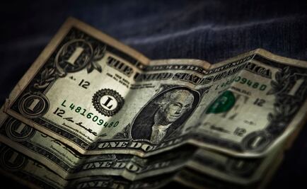 Dólar cierra en $18.59 tras alza de tasa de Banxico