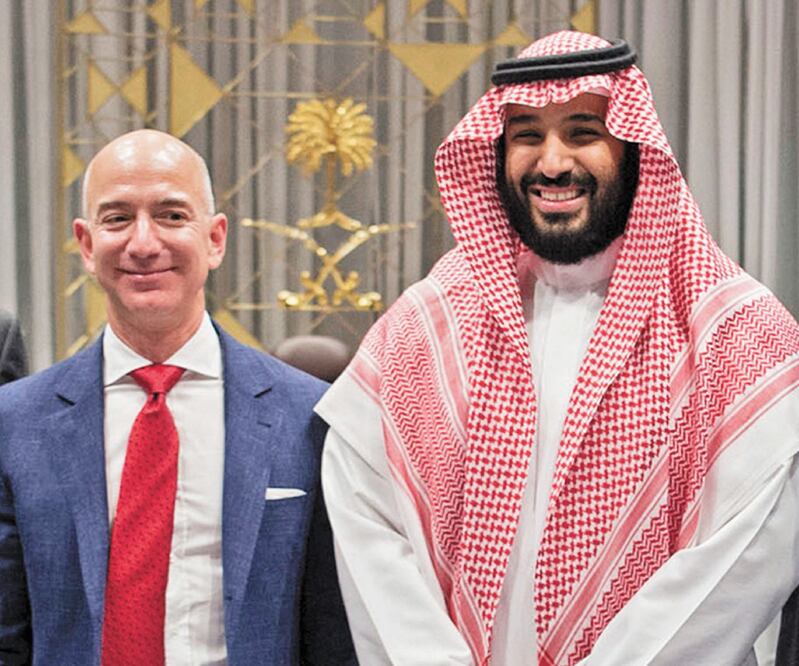 El director de Amazon, Jeff Bezos, junto al príncipe saudita, Mohamed bin Salman, en la visita del empresario a Riad, en noviembre de 2016. Foto: BANDAR AL-JALOUD. AFP