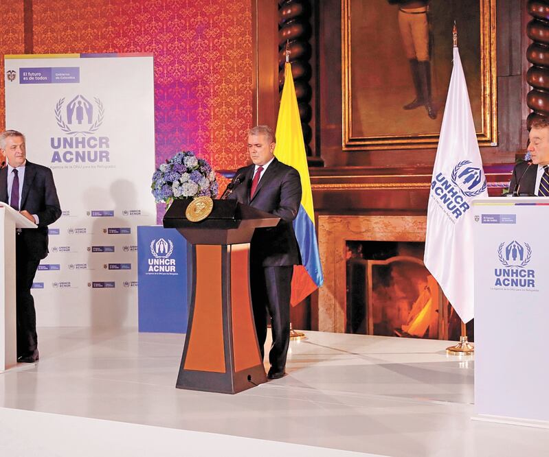 El embajador de Estados Unidos en Colombia, Philip Goldberg (derecha); el presidente de Colombia, Iván Duque (centro), y el titular del ACNUR, Filippo Grandi, en Bogotá, al anunciar que la nación acogeá a 2 millones de venezolanos. MAURICIO DUEÑAS CASTAÑE