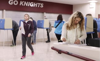 Menos estadounidenses solicitan subsidios por desempleo; despidos se mantienen bajos en EU