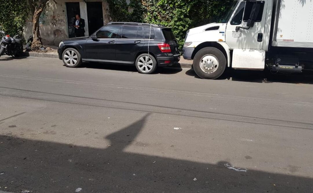 Mercedes Benz en donde encontraron dos cuerpos en la Miguel Hidalgo