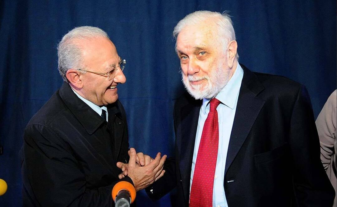 Vincenzo de Luca (izq) estrecha la mano de Luciano De Crescenzo (der). Foto: Twitter Vincenzo de Luca