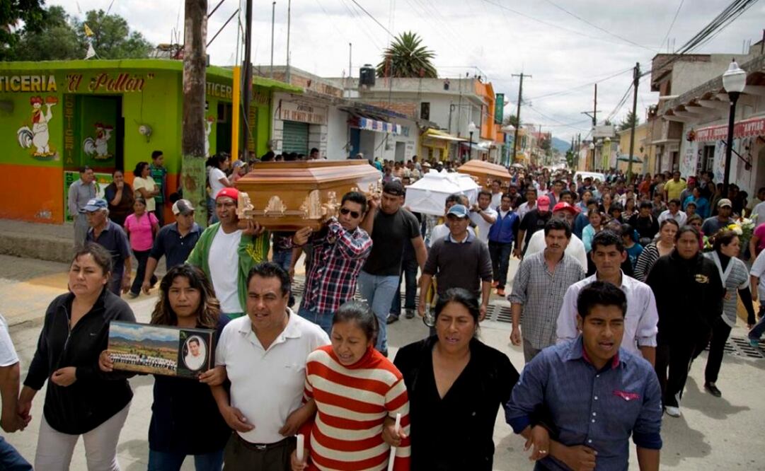 The crowd at Cadena's funeral was defiant. They blamed authorities and chanted that his death be avenged. (Photo: AP)