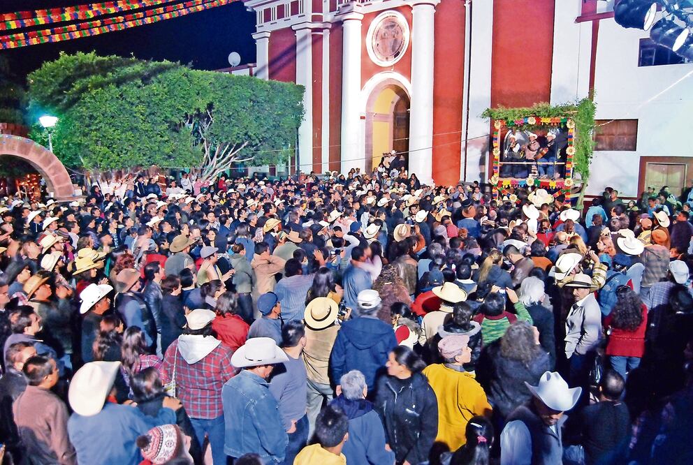 La gente baila al ritmo de la música y para cuando el poeta dicta sus versos (CORTESÍA RUBÉN MENDIETA)