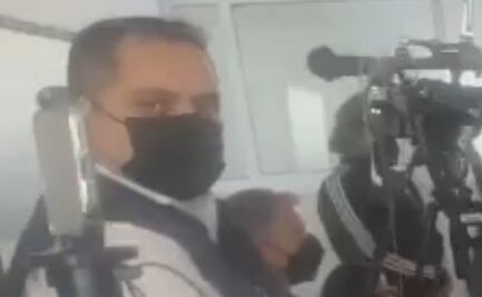 VIDEO: Exhiben a ladrón en funeral de Polo Polo; robó un equipo fotográfico 