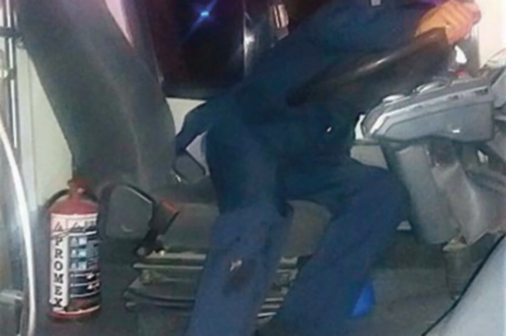 El conductor recibió un balazo en una de sus rodillas, por lo que tuvo que ser llevado a un hospital. (FOTOS: CORTESÍA)