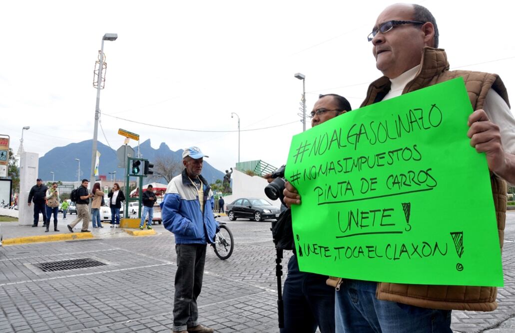 Decenas de ciudadanos e integrantes de organizaciones civiles en Monterrey salieron a las calles del centro de las capital de Nuevo León a protestar contra el alza a las gasolinas. Foto Emilio Vásquez/EL UNIVERSAL