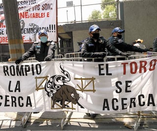 Protestan frente al INE a favor de Salgado Macedonio