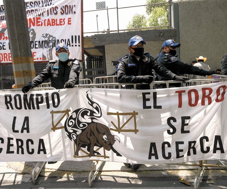 Simpatizantes de Félix Salgado Macedonio salieron en la madrugada de Guerrero y llegaron al INE ayer al mediodía. Foto: DIEGO SIMÓN. EL UNIVERSAL