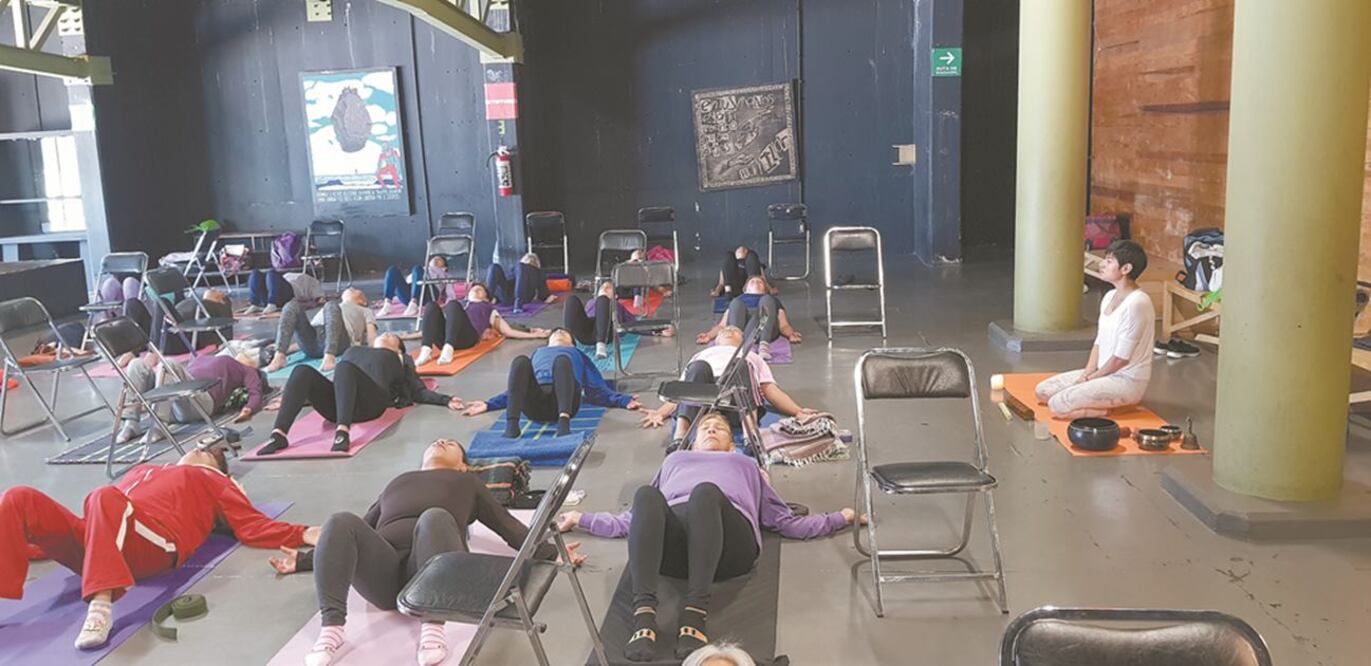 La maestra de hata yoga, Isabel Victoria Guerrero, decidió meditar con sus alumnas del FARO de Oriente para encontrar “paz interior”.  JESÚS DÍAZ. EL UNIVERSAL