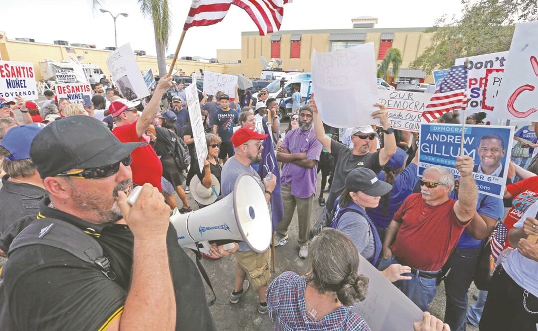 Manifestantes se reunieron afuera de la oficina electoral del condado de Broward, en Florida, al anunciarse que habría recuento de votos. Foto: AFP