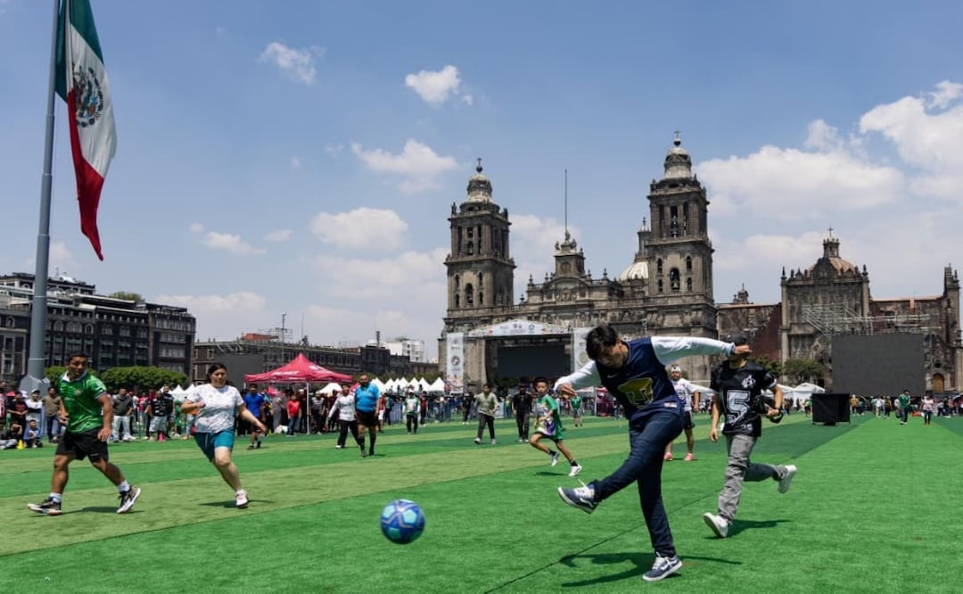 Zócalo se vuelve cancha gigante tras Récord Guinness de clase masiva de futbol; familias disfrutan “cascaritas” bajo el sol. Foto: Hugo Salvador