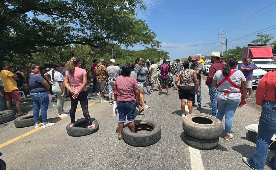 Pobladores de Niltepec bloquean la carretera Panamericana; exigen solución a los continuos apagones.
Foto: Especial.