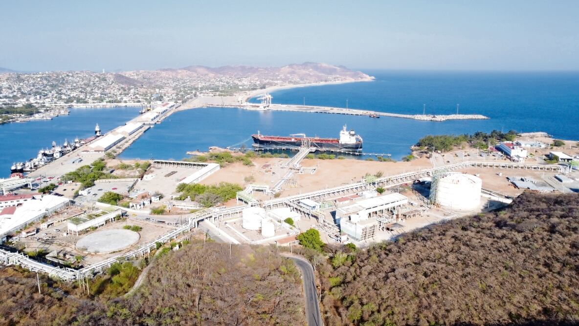 Aun cuando no basta con un rompeolas para atraer a los grandes buques, la obra es un avance significativo en la modernización de las operaciones marítimas: expertos. Foto: Rusvel Rasgado / EL UNIVERSAL