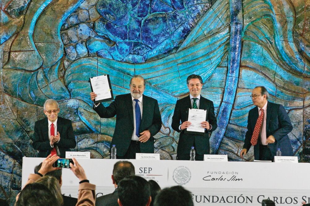 Carlos Slim y Aurelio Nuño, titular de la SEP, ayer durante la firma del convenio por el que se brindará capacitación a usuarios de celulares (ALEJANDRO ACOSTA. EL UNIVERSAL)