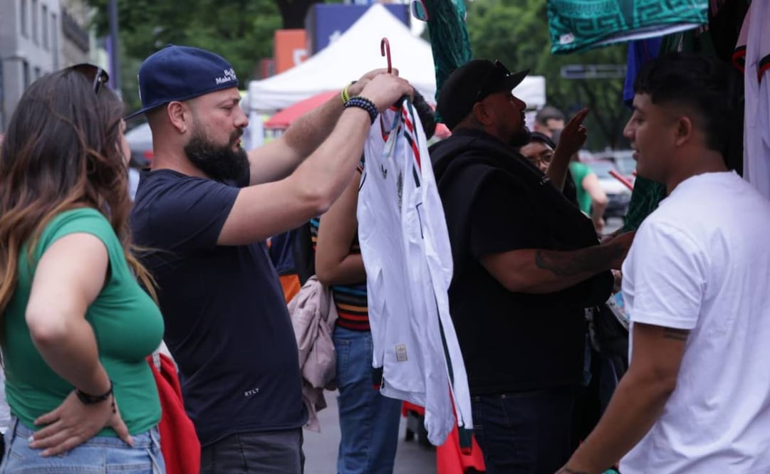 Camisetas de la Selección se venden entre 250 y 500 pesos en Centro Histórico; crece demanda antes del partido México-Ecuador.
Foto: Fernanda Rojas / El Universal