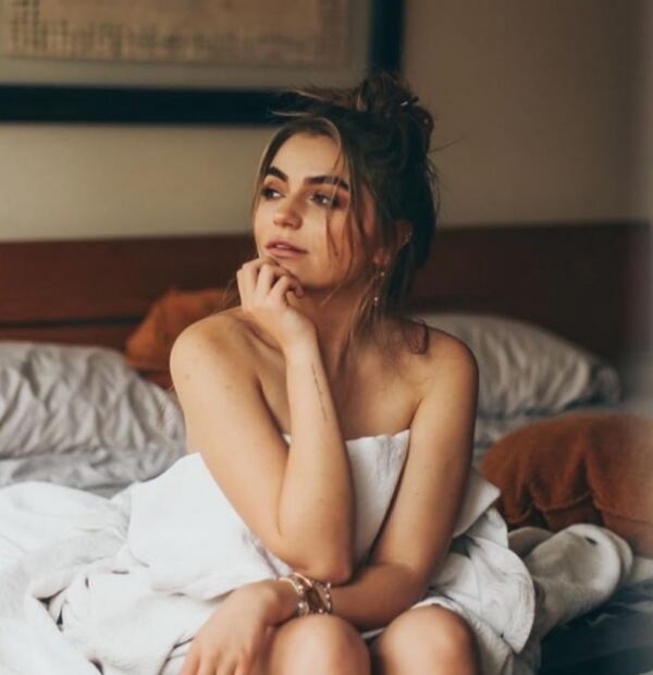 Sofía Castro se alista para el verano con este increíble look sin bra