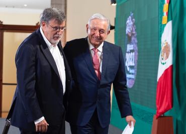 Así fue el último abrazo de AMLO y Julio Scherer en la mañanera tras salir de la Consejería