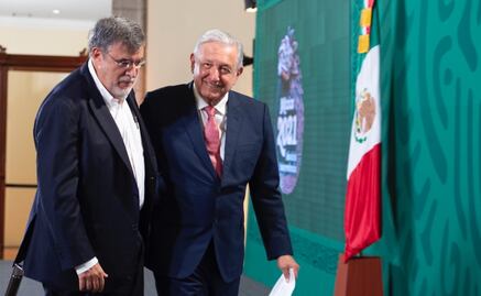 Así fue el último abrazo de AMLO y Julio Scherer en la mañanera tras salir de la Consejería