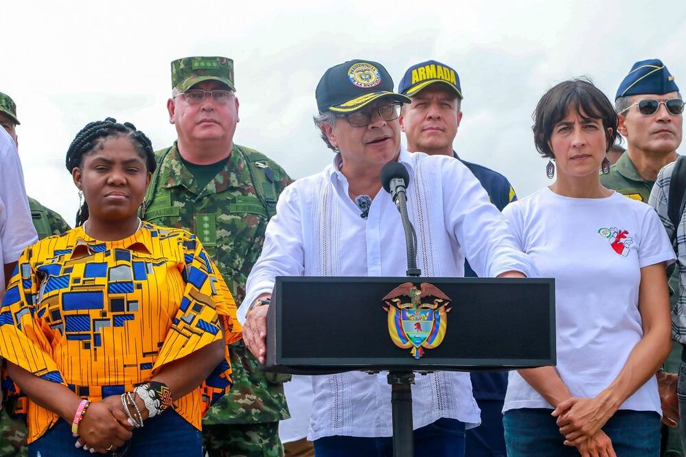 Fotografía cedida por la Presidencia de Colombia que muestra al mandatario Gustavo Petro (c), acompañado de la vicepresidenta Francia Márquez (izq.) y la ministra de Ambiente y Desarrollo Sostenible, Susana Muhamad (d), durante una rueda de prensa en Tumaco este 31 de enero. EFE