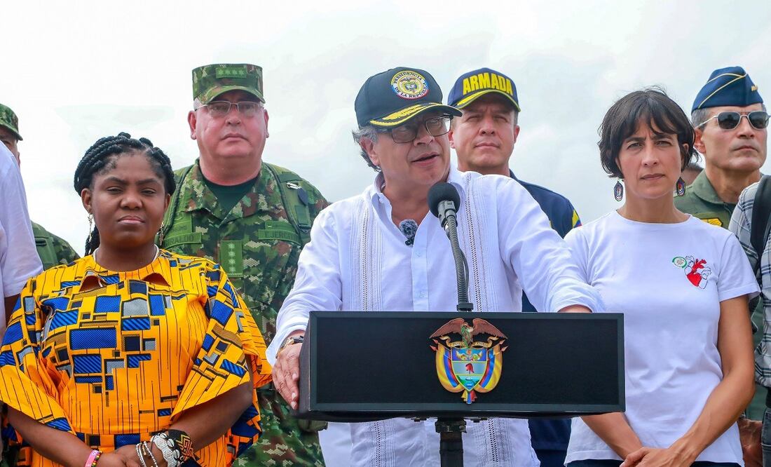 Fotografía cedida por la Presidencia de Colombia que muestra al mandatario Gustavo Petro (c), acompañado de la vicepresidenta Francia Márquez (izq.) y la ministra de Ambiente y Desarrollo Sostenible, Susana Muhamad (d),  durante una rueda de prensa en Tumaco este 31 de enero. EFE