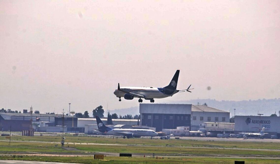 López Obrador afirmó que muchos vuelos al interior del país tienen el mismo costo que viajar a Europa. Foto: archivo/EL UNIVERSAL