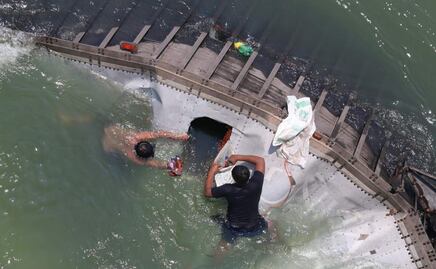 Pobladores se meten al río y hacen rapiña de tráiler volcado en Tabasco; chofer perdió la vida