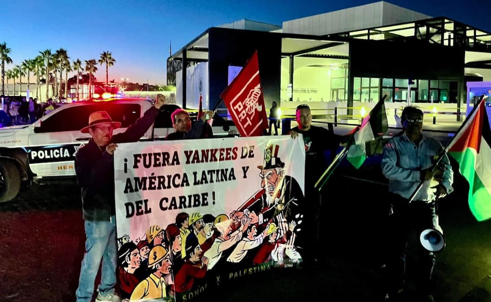 Marchan en Hermosillo contra la intervención de EU en Venezuela; protestan frente a consulado norteamericano.
Foto: Javier Escobar