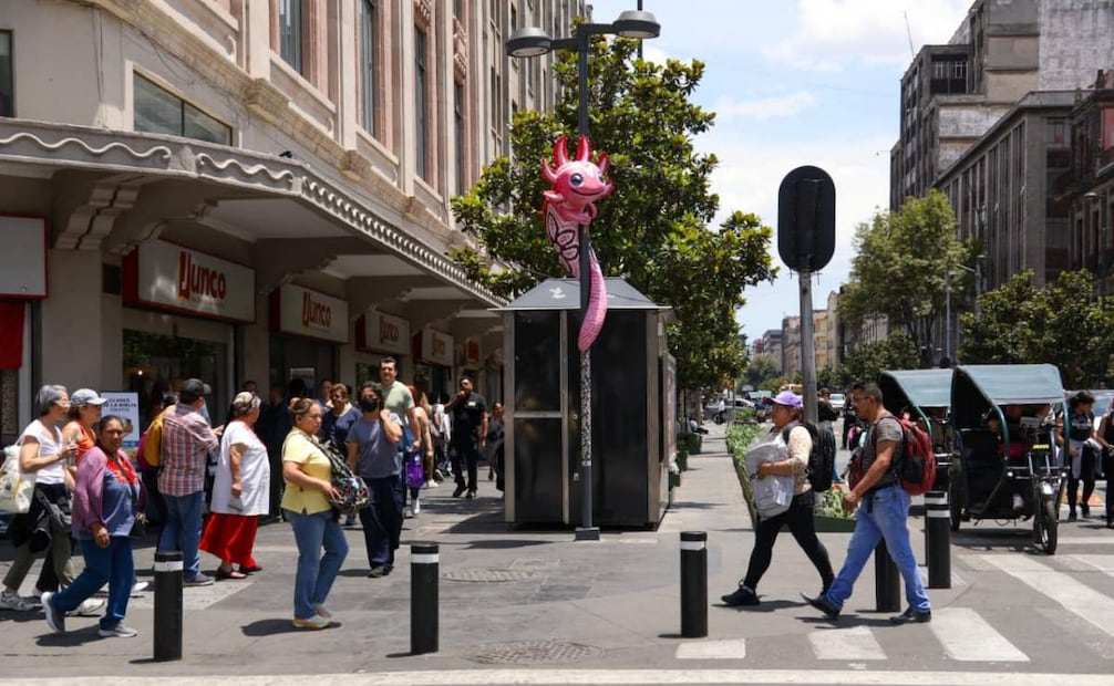 Ajolotes y Quetzalcóatl resisten en el Centro Histórico; retiro de adornos del Mundial va a cuentagotas.
Foto: Karla Guerrero / EL UNIVERSAL
