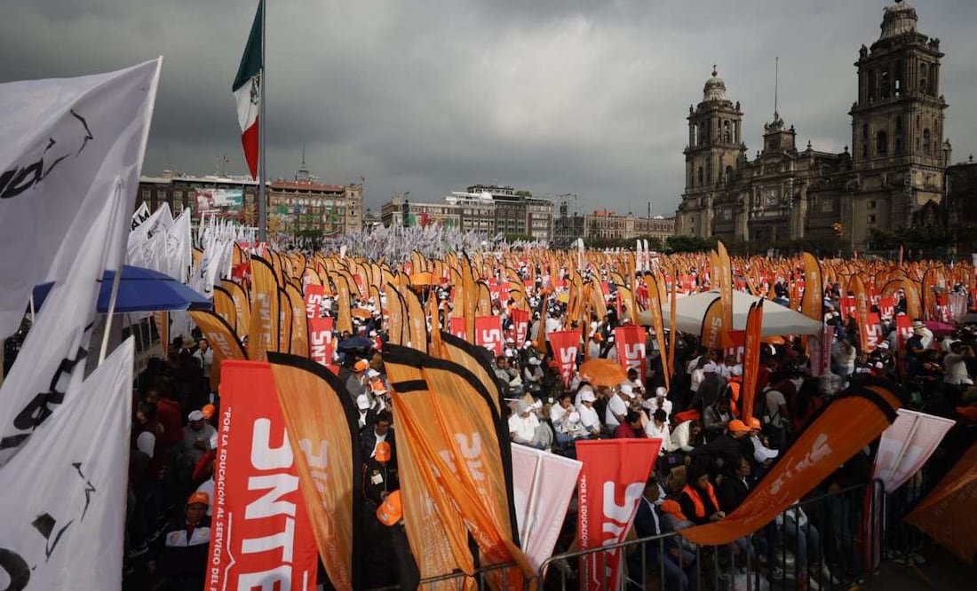 Simpatizantes acuden a apoyar a la presidenta Claudia Sheinbaum, durante la conmemoración de su primer año de gobierno este domingo, en el Zócalo de la Ciudad de México. Foto: Diego Simón Sánchez/ EL UNIVERSAL