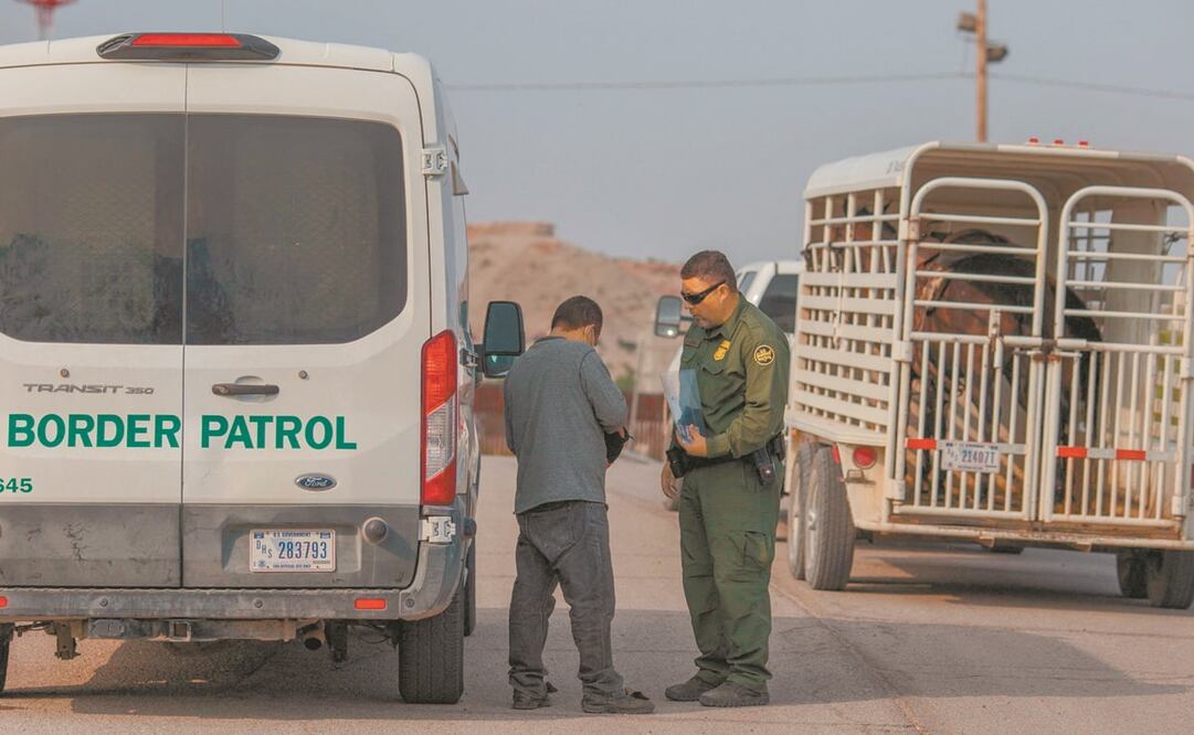 Un agente procesa a un hombre de El Salvador en Nuevo México. Foto: Archivo. AFP