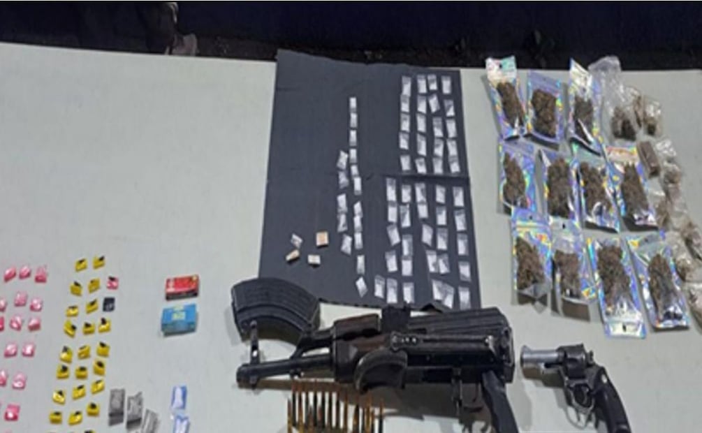 A los detenidos ligados a La Familia Michoacana les aseguraron diversas drogas, armas y cartuchos (20/03/2026). Foto: Especial