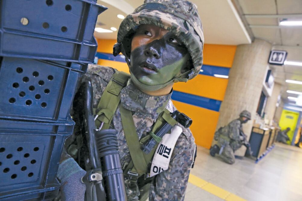 Soldados surcoreanos participan en un simulacro de operación antiterrorist a durante maniobras conjuntas con EU, en Seúl, ante la amenaza norcoreana (JEON HEON-KYUN. EFE)