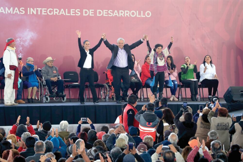 Al participar en la entrega de Programas Integrales de Desarrollo, encabezada por el presidente Andrés Manuel López Obrador, Claudia Sheinbaum Pardo, jefa de Gobierno, informó que el próximo mes inicia la reparación de escuelas que siguen dañadas (IRVIN )