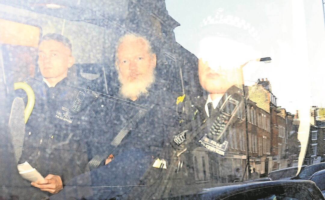 Julian Assange, fundador de WikiLeaks, tras ser detenido. / HENRY NICHOLLS. REUTERS