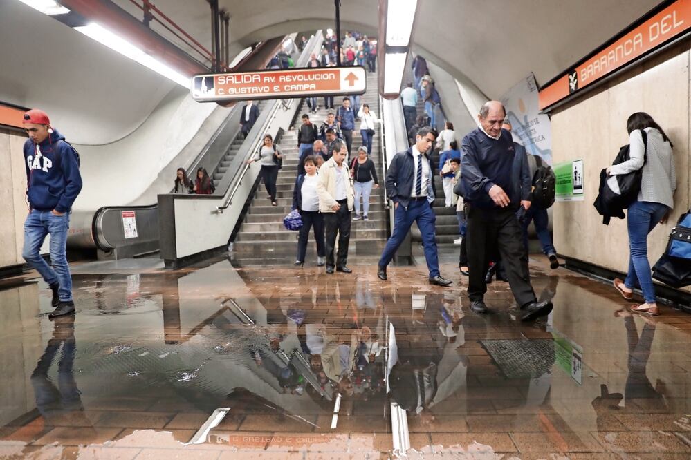 El Metro identificó en 10 de las 12 líneas puntos de filtración de agua, principalmente en las estaciones subterráneas. Foto: Archivo | El Universal