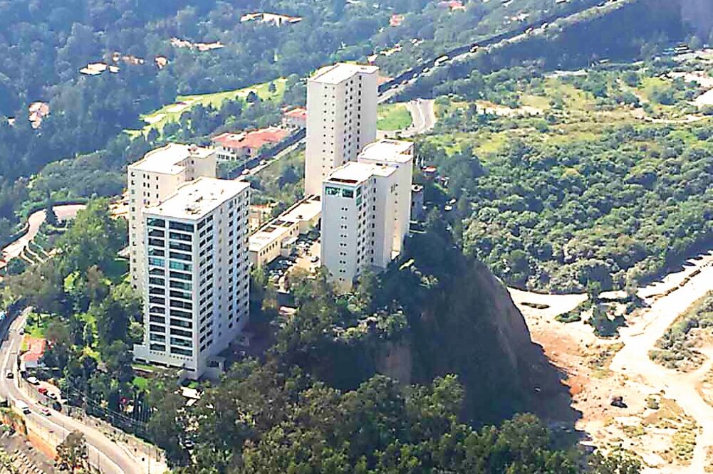La Secretaría de Protección Civil capitalina ordenó desalojar tres de las cinco torres del Fraccionamiento Residencial Vista del Campo, como medida preventiva ante los deslaves (ESPECIAL)