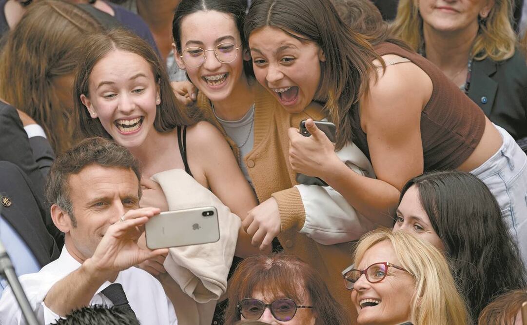 El candidato centrista y presidente francés Emmanuel Macron se toma una selfie con jóvenes residentes después de un mitin de campaña, en Figeac, suroeste de Francia. Foto: Christophe Ena/AP