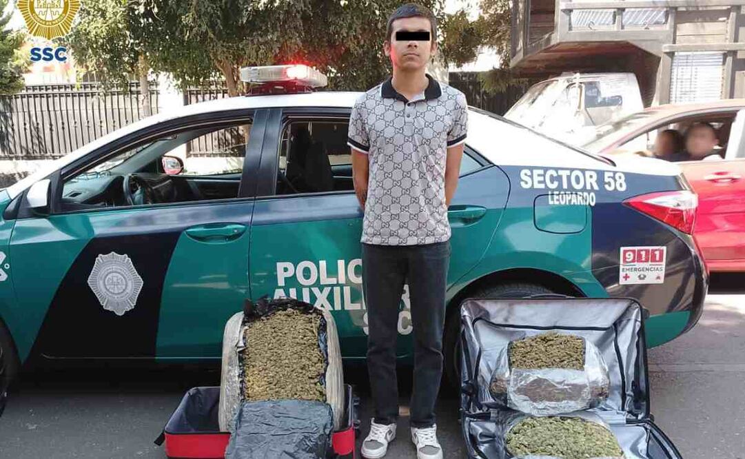 En la Terminal de Autobuses de Pasajeros de Oriente (TAPO), elementos de la Policía Auxiliar (PA) asegura 20 kilos de mariguana. Foto: Especial