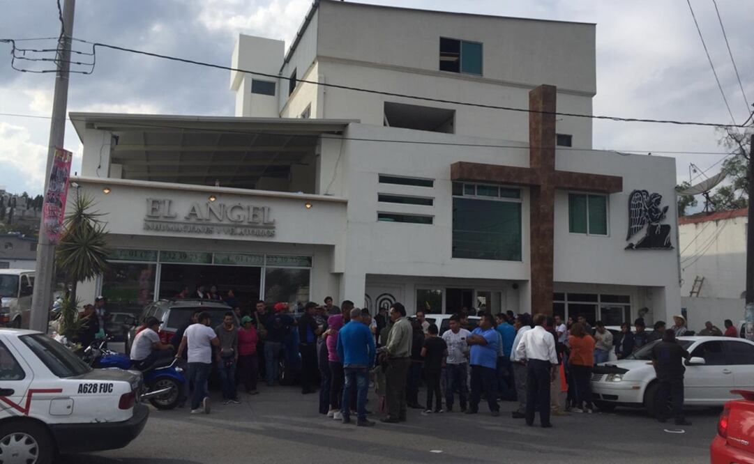 Tras más de 4 horas, familias continúan a la expectativa de que concluyan los exámenes correspondientes para finalizar el trámite de entrega de cuerpos. Foto: Especial 