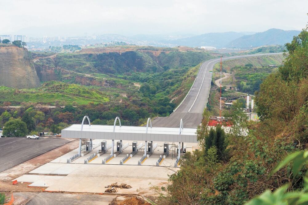 El trazo de la autopista Toluca-Naucalpan es un rompecabezas, lo acompañan cerros rebanados, minas pétreas y la vista de desarrollos urbanos en medio de una nata de contaminación.