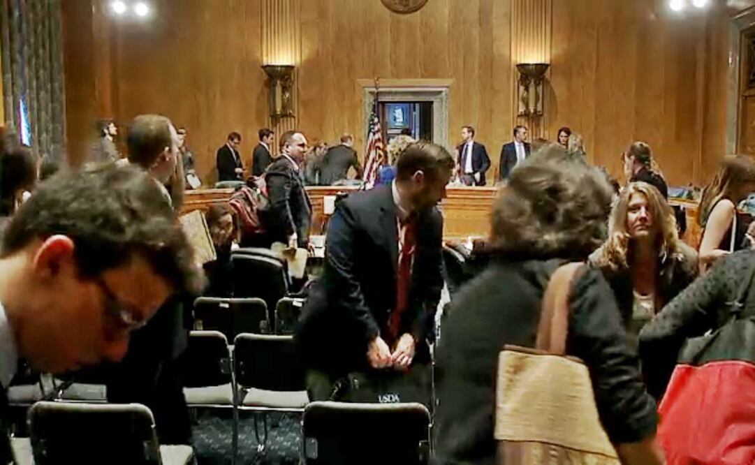 Los senadores, asistentes a la audiencia, así como trabajadores del Capitolio y visitantes salieron del edificio ordenadamente (Foto: Especial)