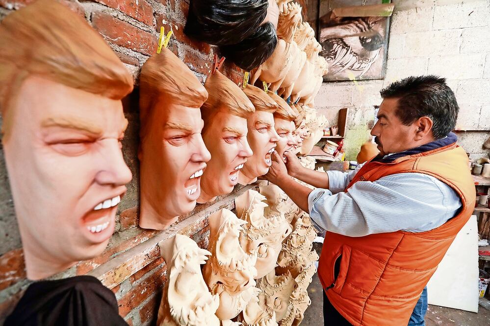Rafael y su hijo han manufacturado cerca de mil máscaras del candidato republicano; cada pieza es única, con detalles elaborados de manera artesanal. Cada una cuesta 70 pesos (LUIS CORTÉS. EL UNIVERSAL)