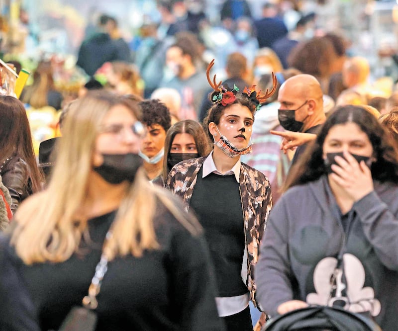 Jóvenes en Jerusalén, ayer. Expertos mencionan que los gobiernos deben expandir drásticamente los servicios de salud mental y el apoyo para este sector. Foto: EMMANUEL DUNAND. AFP