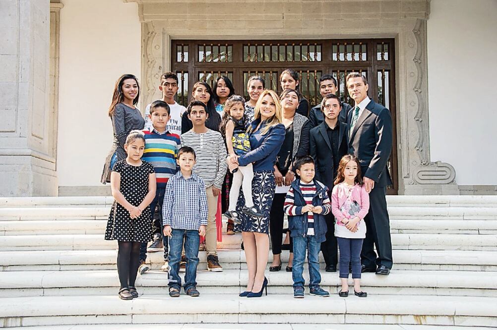 El presidente Enrique Peña Nieto acompañado por su esposa Angélica Rivera, niñas, niños y adolescentes, instaló en Los Pinos este sistema (ESPECIAL)
