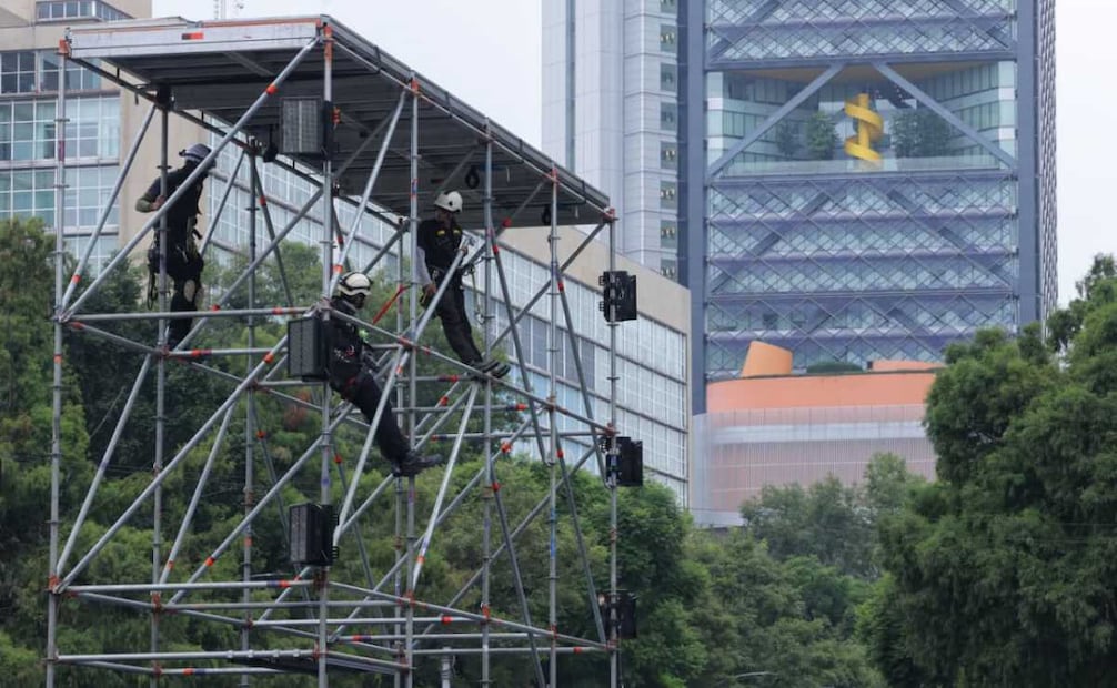 Los trabajos para la instalación de más pantallas sobre el Paseo de la Reforma comenzaron este viernes. Foto: Fernanda Rojas / EL UNIVERSAL
